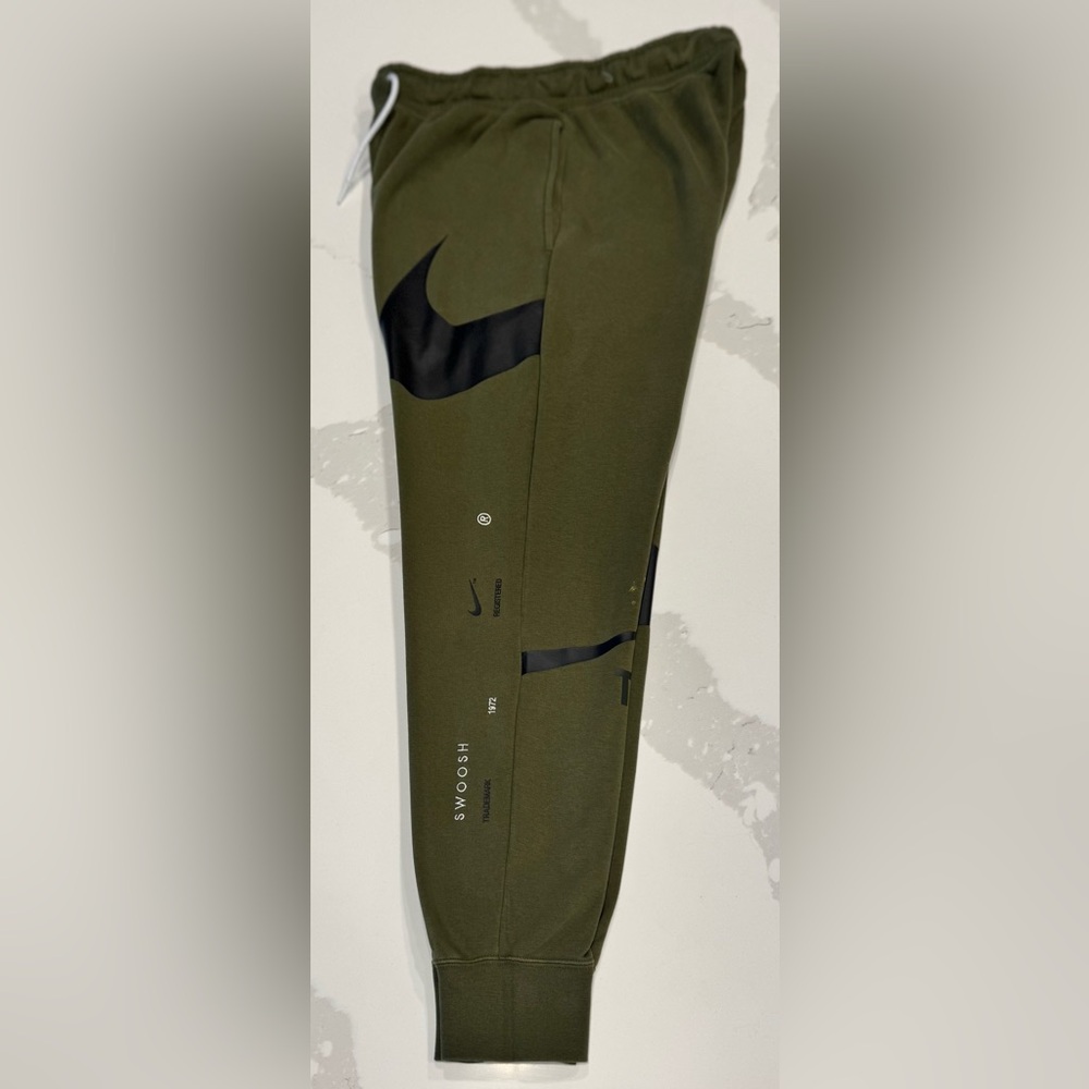 Nike Men Green Joggers with Black Logo - Picture 9 of 10